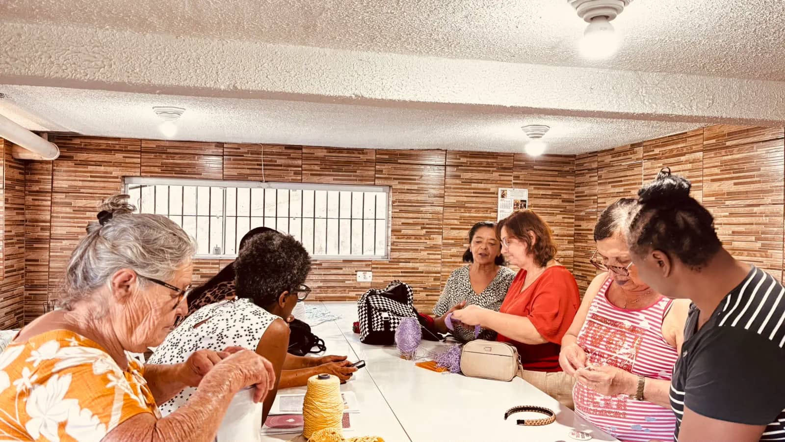Participantes do CRI conversando e tricotando juntas
