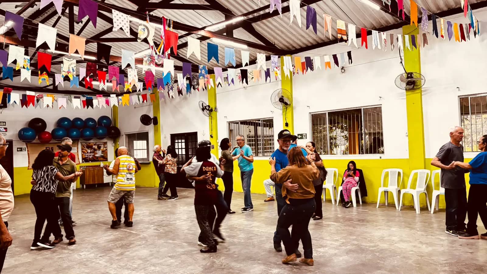 Participantes do CRI dançando juntas no salão