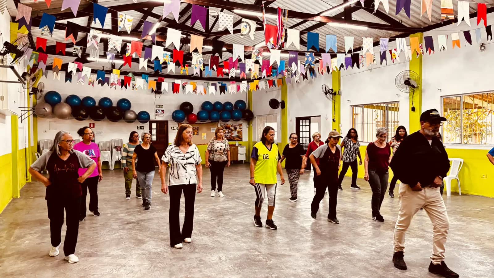 Turma do CRI praticando ginástica no salão