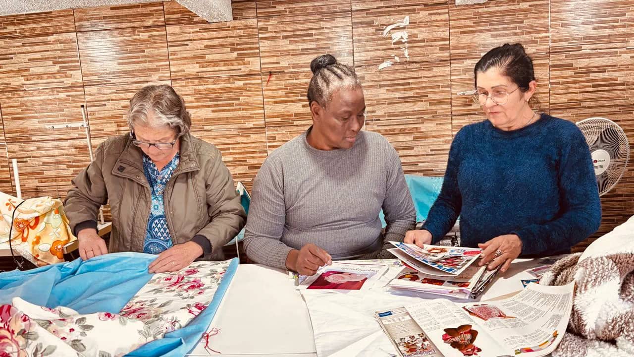 Participantes do CRI reunidas em uma oficina de artesanato