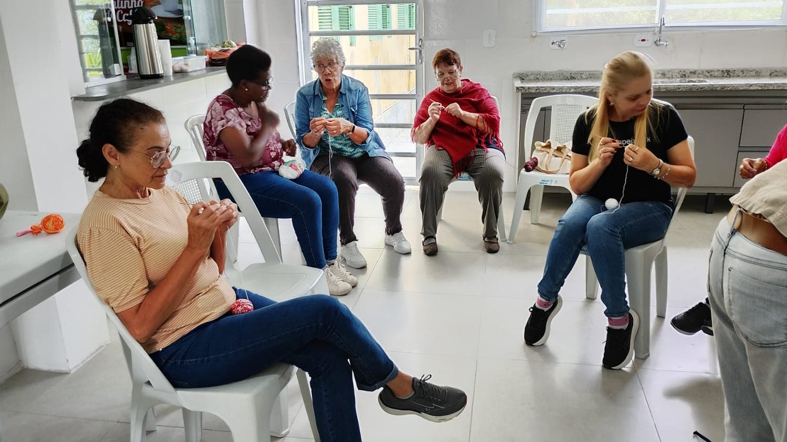Participantes do Curso de Tramas fazendo crochê em roda