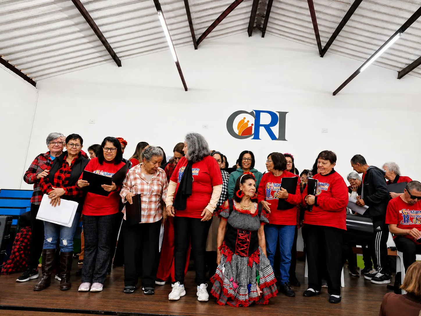 Participantes do CRI reunidas no palco para uma apresentação