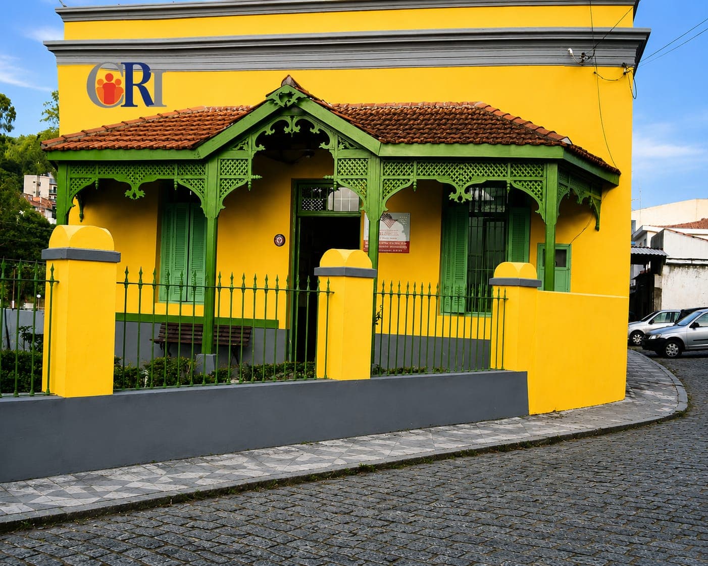 Fachada amarela e verde da sede do CRI em Ribeirão Pires