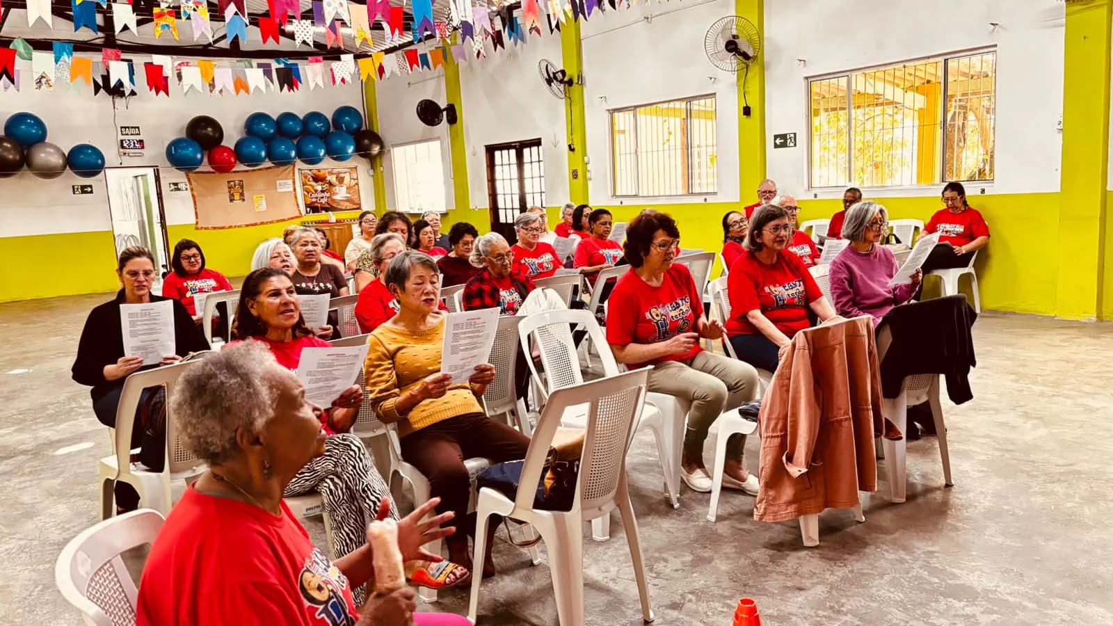 Participantes do CRI reunidas em uma atividade de leitura
